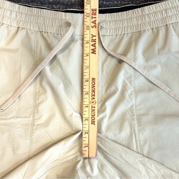 Lululemon Activewear Shorts Size XL Light Cream Khaki 7" Inseam Men's - Picture 10 of 13